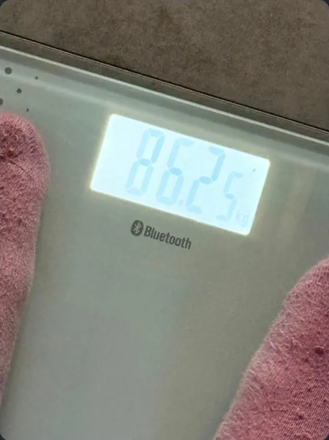 Foto einer Personenwaage, die 86,25 Kilogramm anzeigt