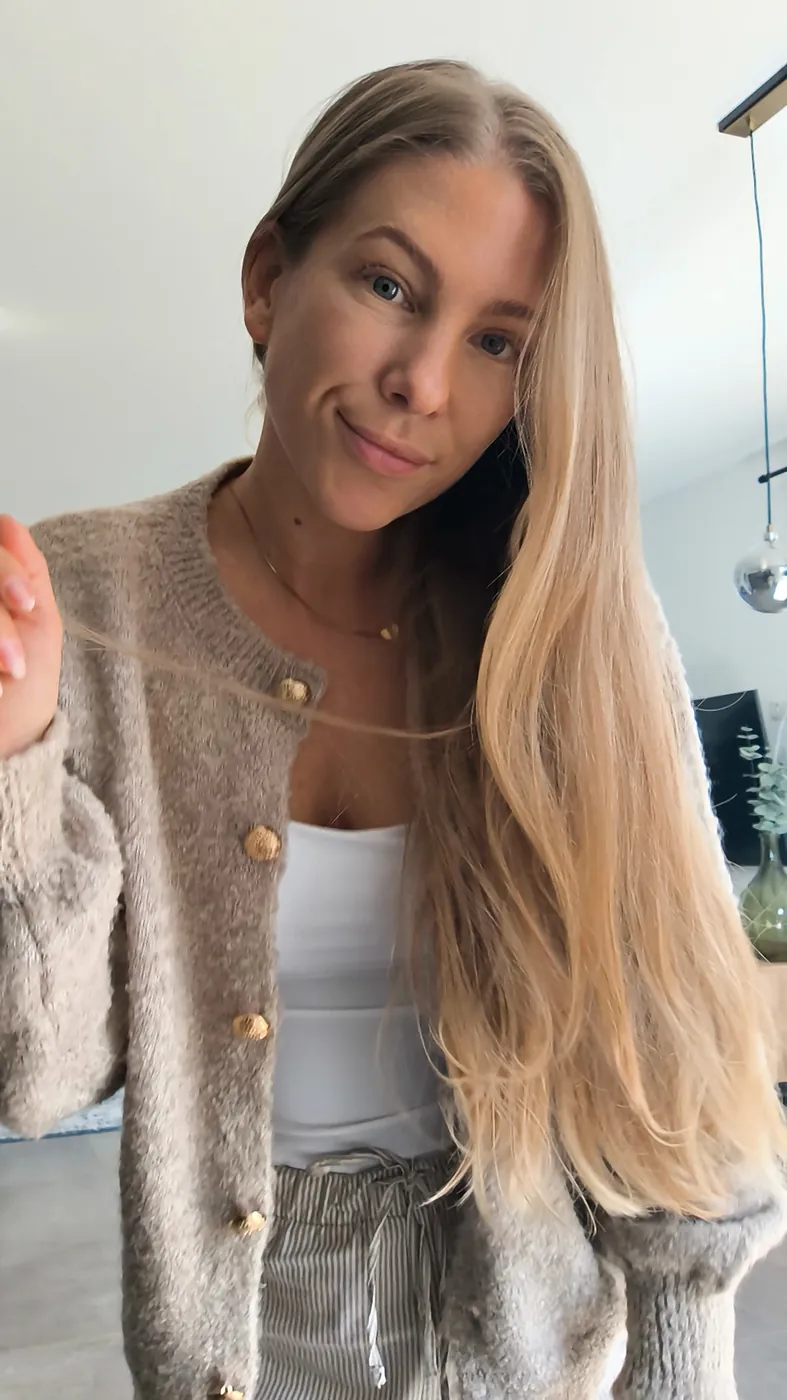 Porträt von Helen Fritzsche im beigen Strickjäckchen
